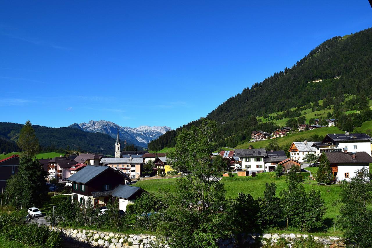 Hotel Kronenhirsch Russbach am Pass Gschütt Kültér fotó